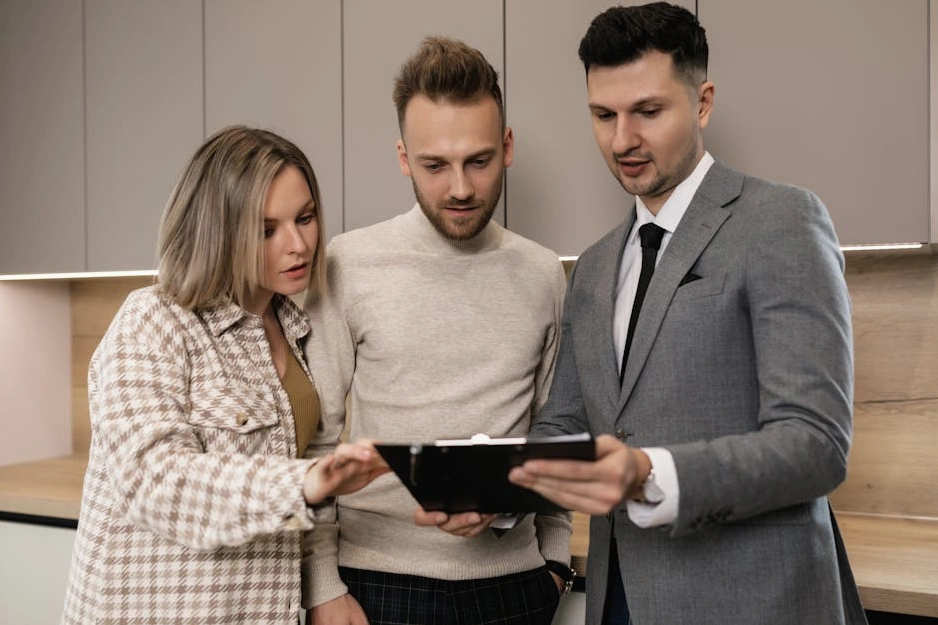 Skupina manažerů na mezinárodním obchodním jednání.