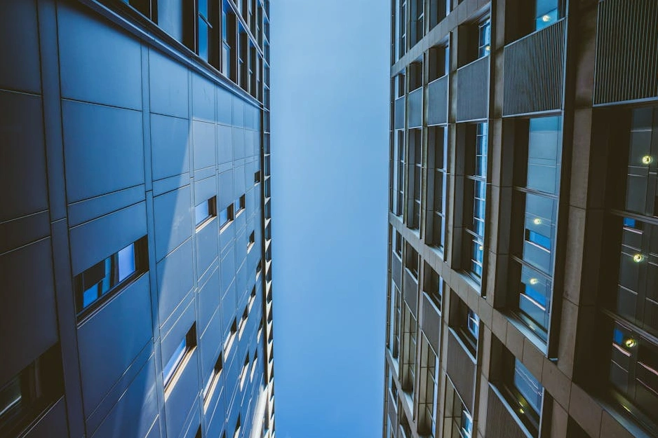 Moderní budova sídla společnosti GBL Praha za slunečného dne.